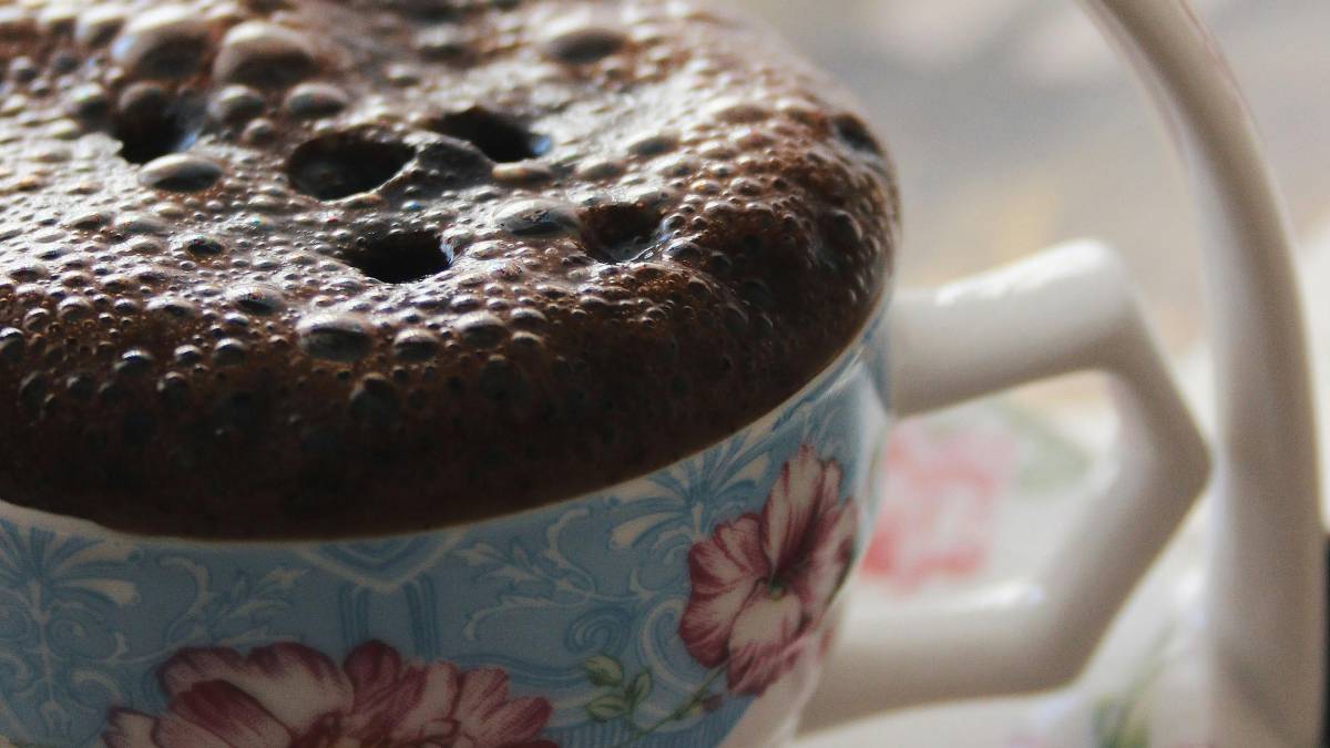 Massa leve, úmida e pronta na própria caneca: praticidade máxima para um momento de indulgência sem complicação. Foto: Pexels