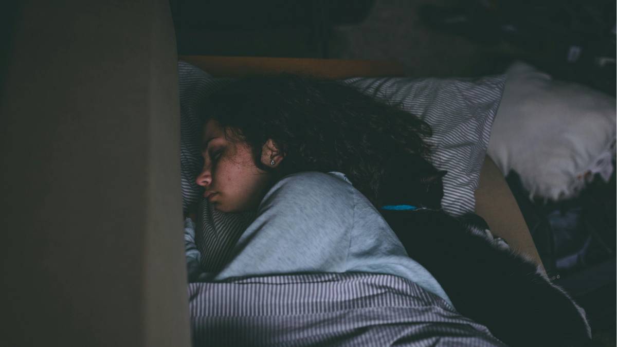 Um estudo publicado na revista Sleep Medicine aponta que cerca de dois terços das pessoas vão apresentar esse comportamento ao menos uma vez na vida