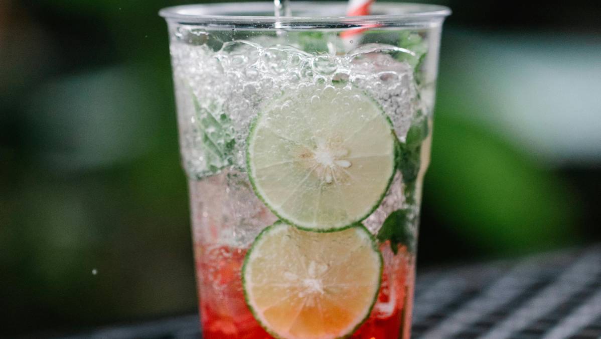 Mas a expectativa agora, é que o copo do folião fique mais diverso, colorido e, em muitos casos, até sem álcool (Foto: Pexels)