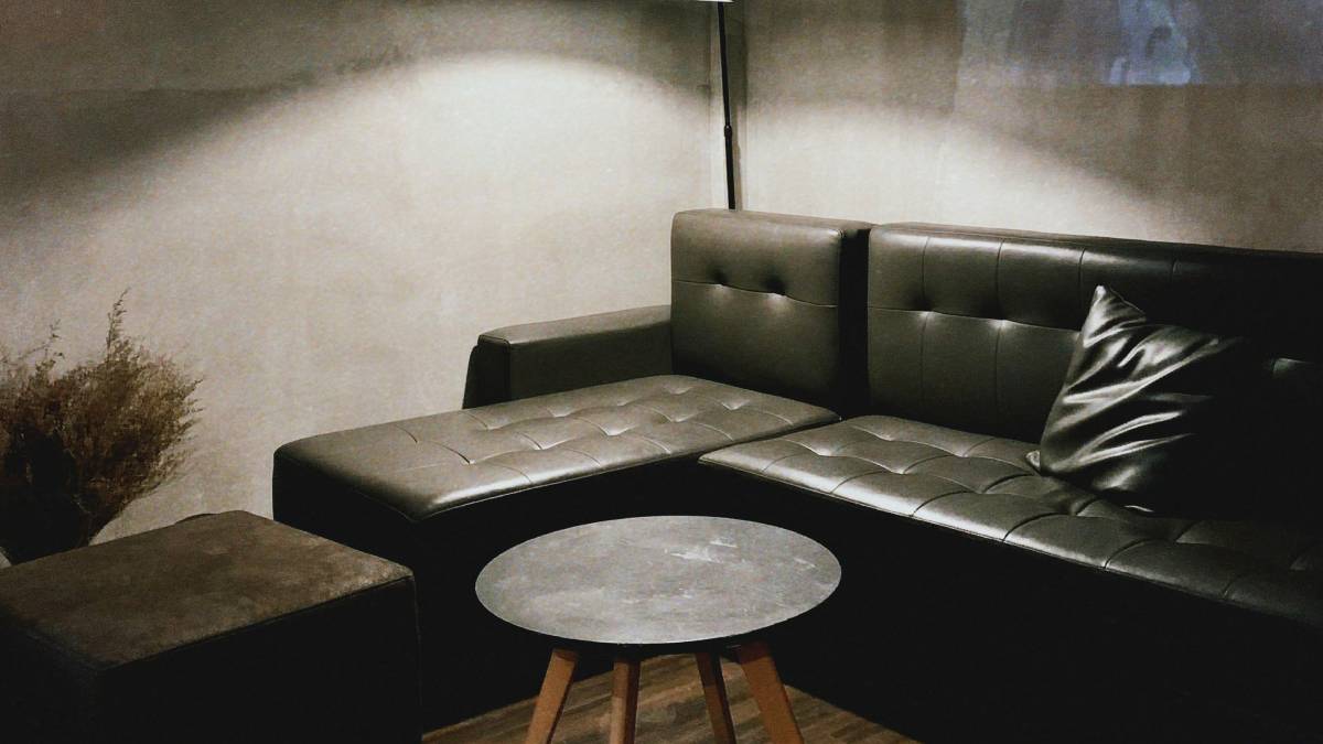 Estilo escandinavo valoriza cada metro quadrado. Pés aparentes e tons claros deixam o ambiente mais amplo e iluminado. Foto: Pexels