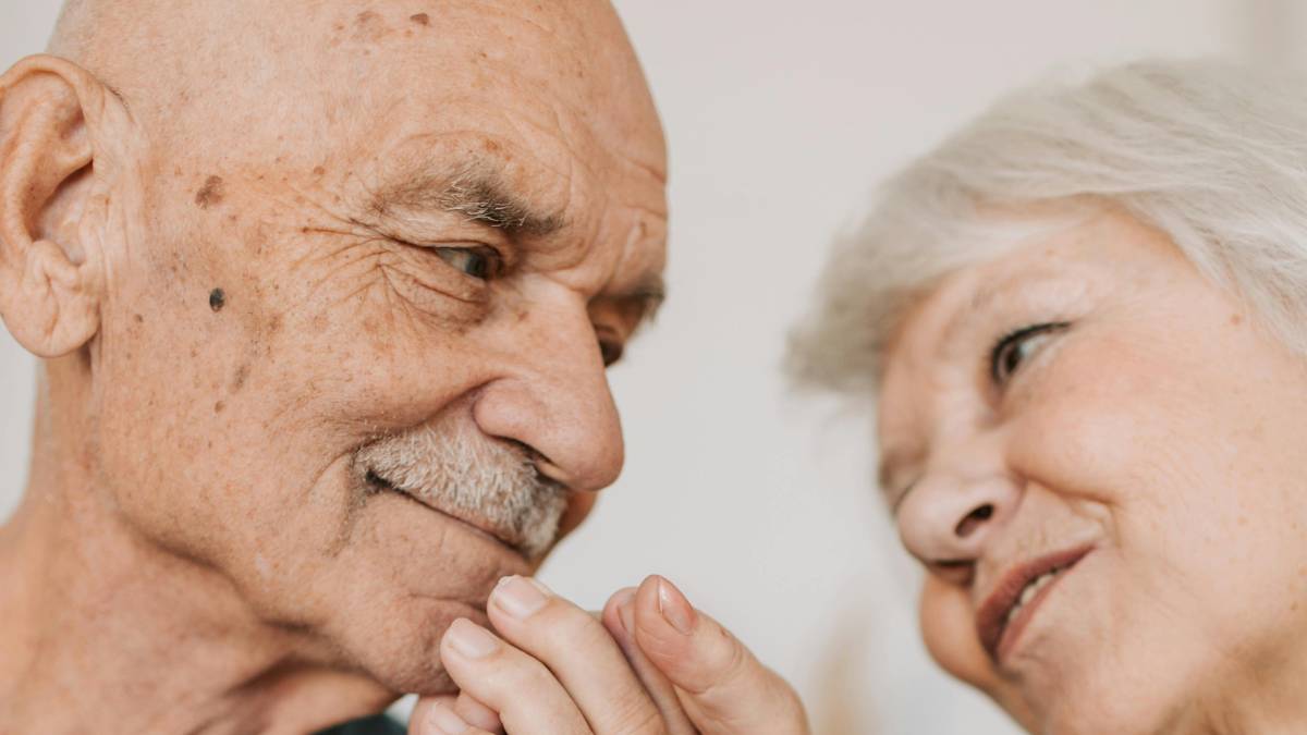 Mas a pergunta é simples: existe uma idade mais feliz e outra mais triste? (Fotos: Pexels)