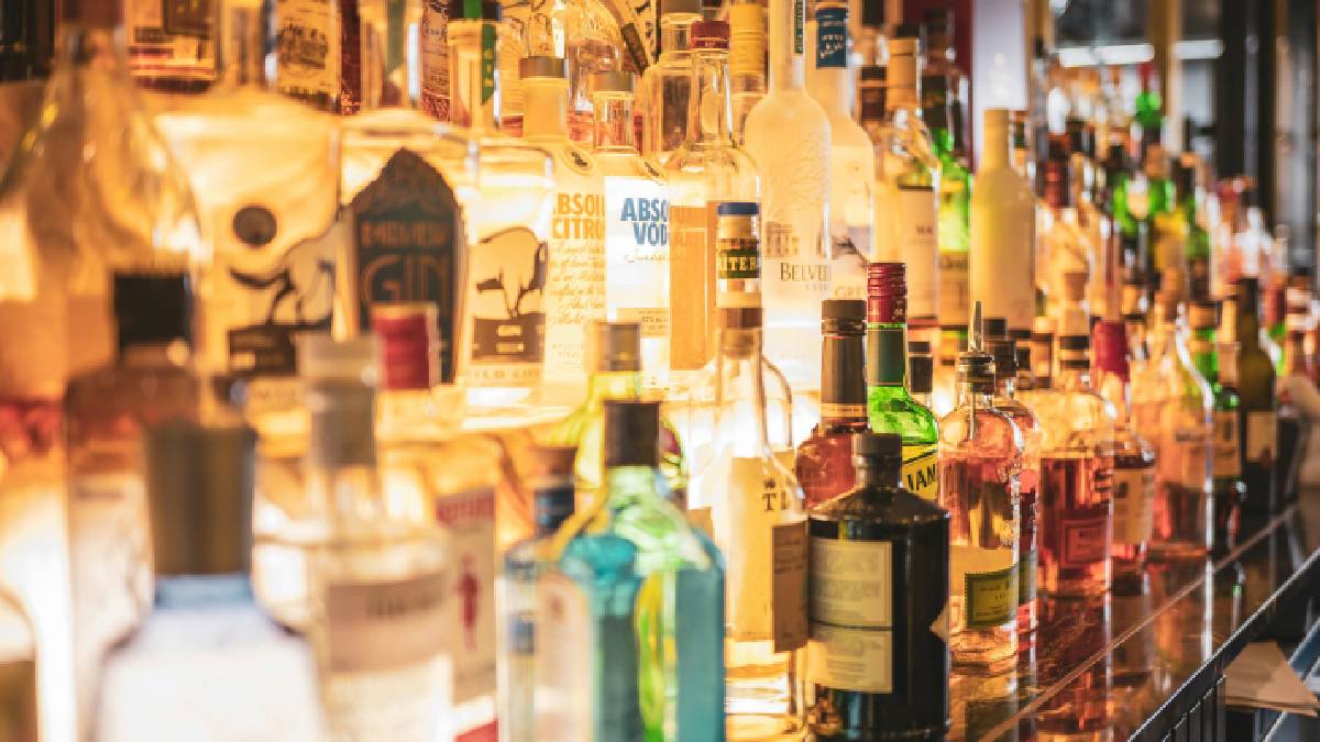 Os drinks para o carnaval podem ser feitas com base em diversas bebidas destiladas (Foto: Freepik)