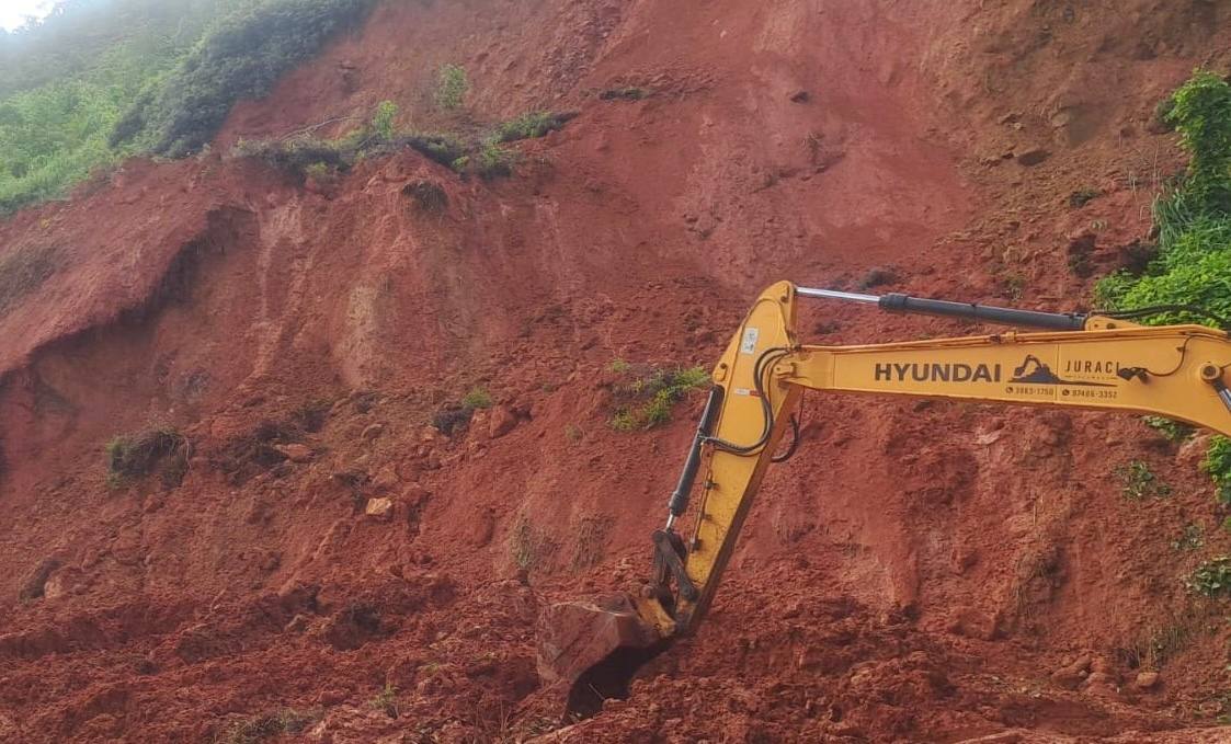 Equipes do DER trabalham na limpeza e avaliação da encosta atingida por deslizamento - Divulgação/Prefeitura de São Sebastião