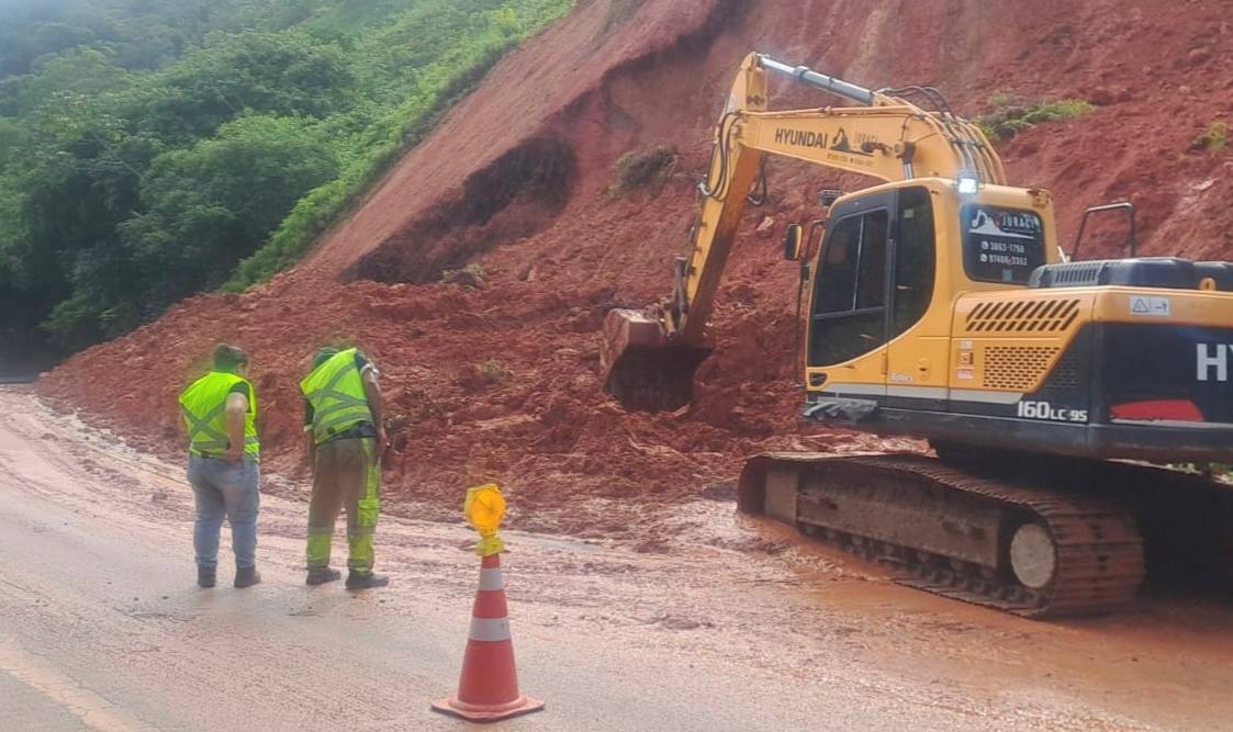 Trecho da Rodovia Dr. Manoel Hippolyto do Rego opera em sistema Pare e Siga após deslizamento - Divulgação/Prefeitura de São Sebastião