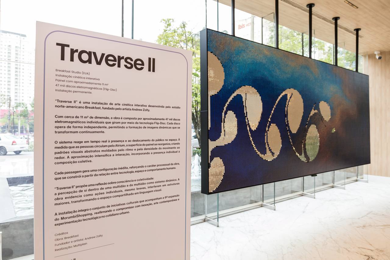 Obra cinética interativa "Traverse II" transforma o fluxo cotidiano em linguagem visual /Divulgação