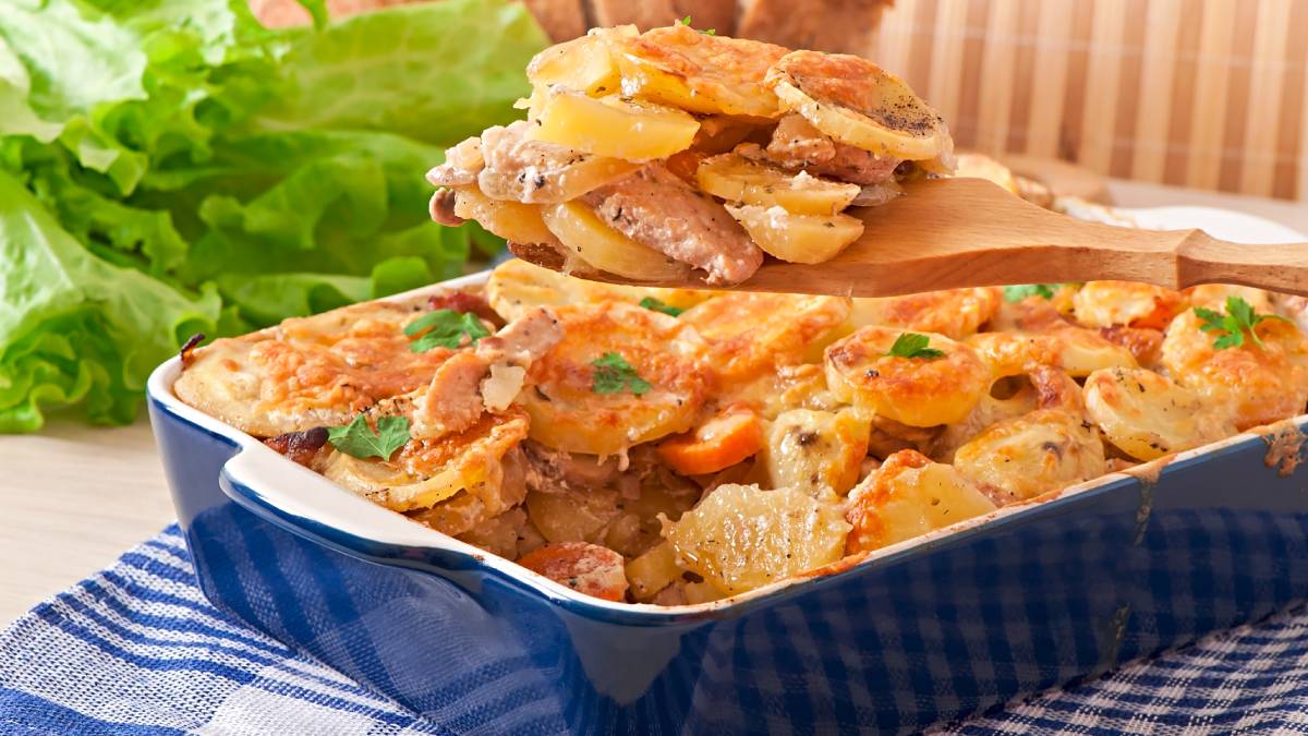 Técnica simples usada por chefs ajuda o papel manteiga a aderir à assadeira e melhora o resultado das receitas (Foto: Freepik)