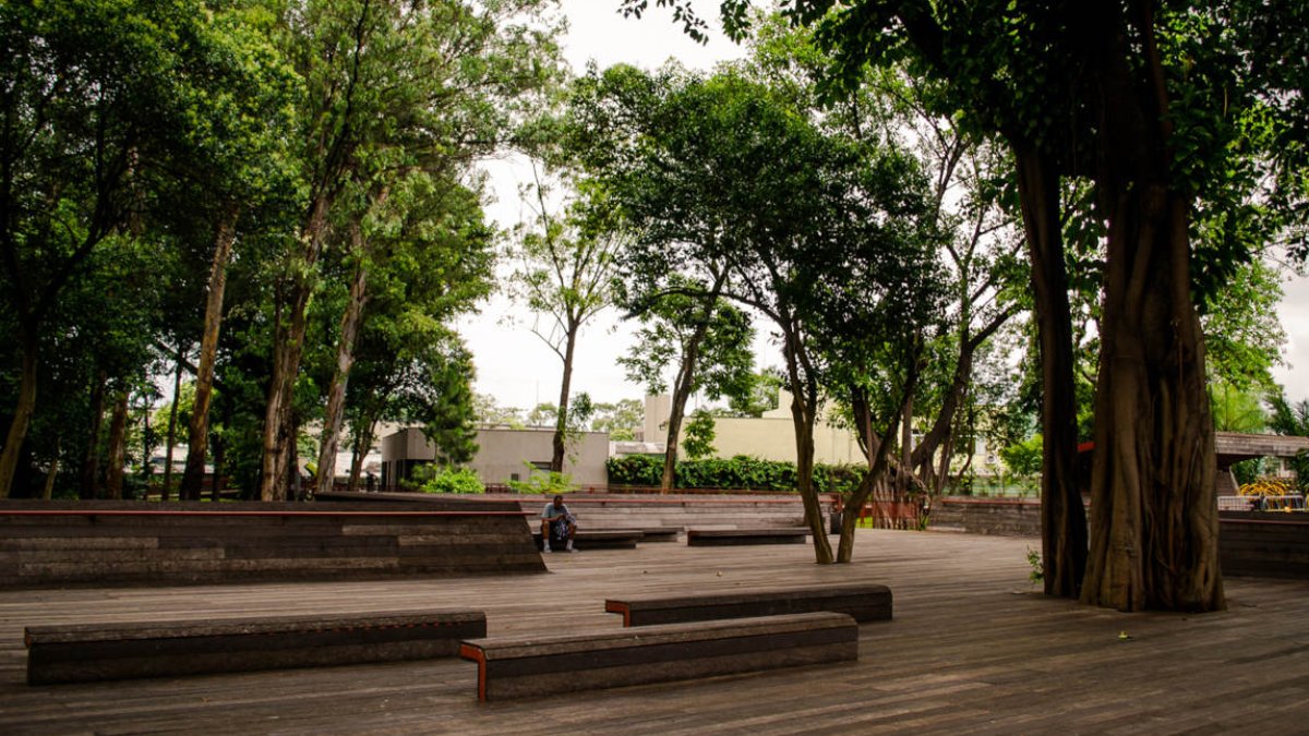 Praça Victor Civita: O espaço nasceu no terreno do antigo incinerador de Pinheiros e ganhou decks e áreas de convivência. Foto: Reprodução/Youtube