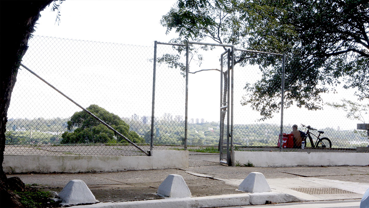 Subprefeitura de Pinheiros realizou uma consulta pública sobre a manutenção do gradil em volta da praça/Yuri Villaça/Gazeta de S.Paulo