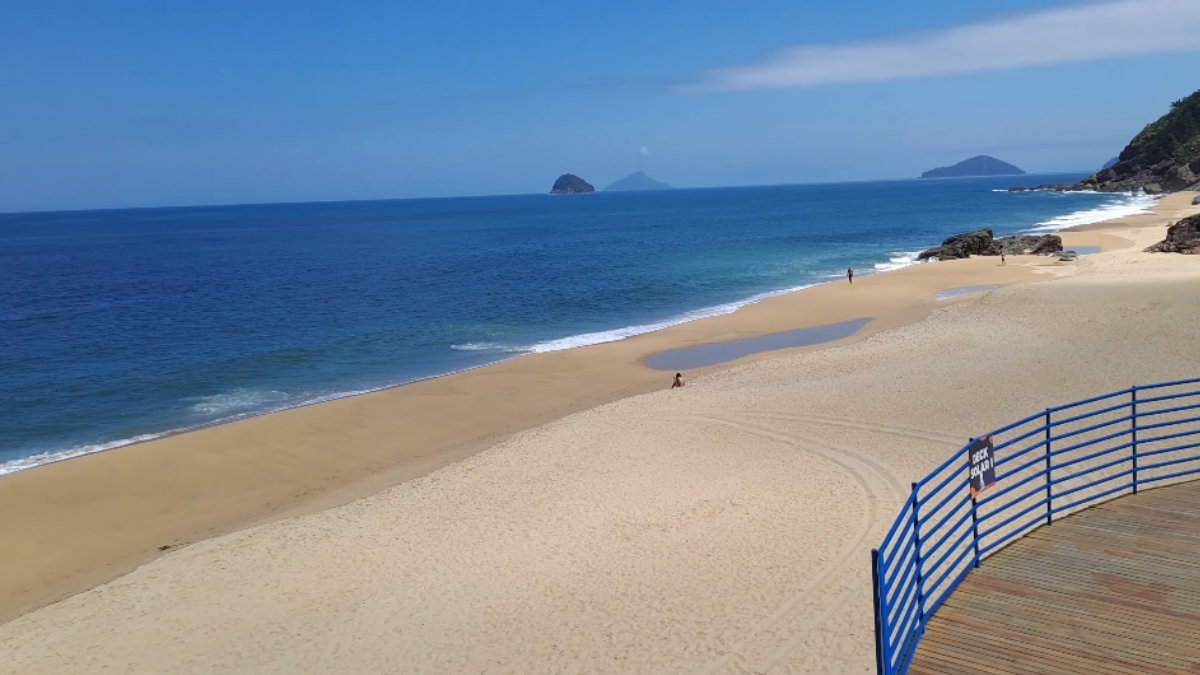 A praia é conhecida por ser uma das mais movimentadas da cidade, atraindo turistas que preferem agito e facilidades.