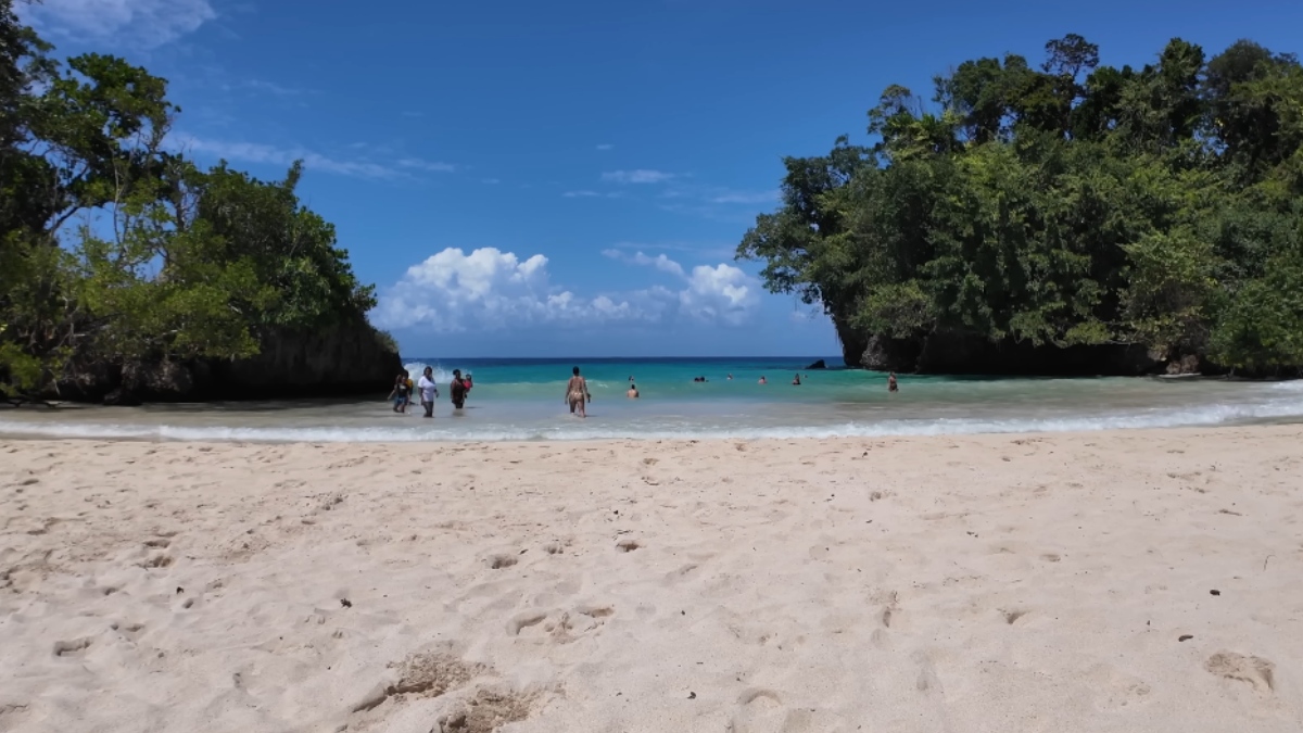 Locais como a Seven Mile, em Negril, e a praia Winnifred ainda permitem a convivência entre turistas e residentes.