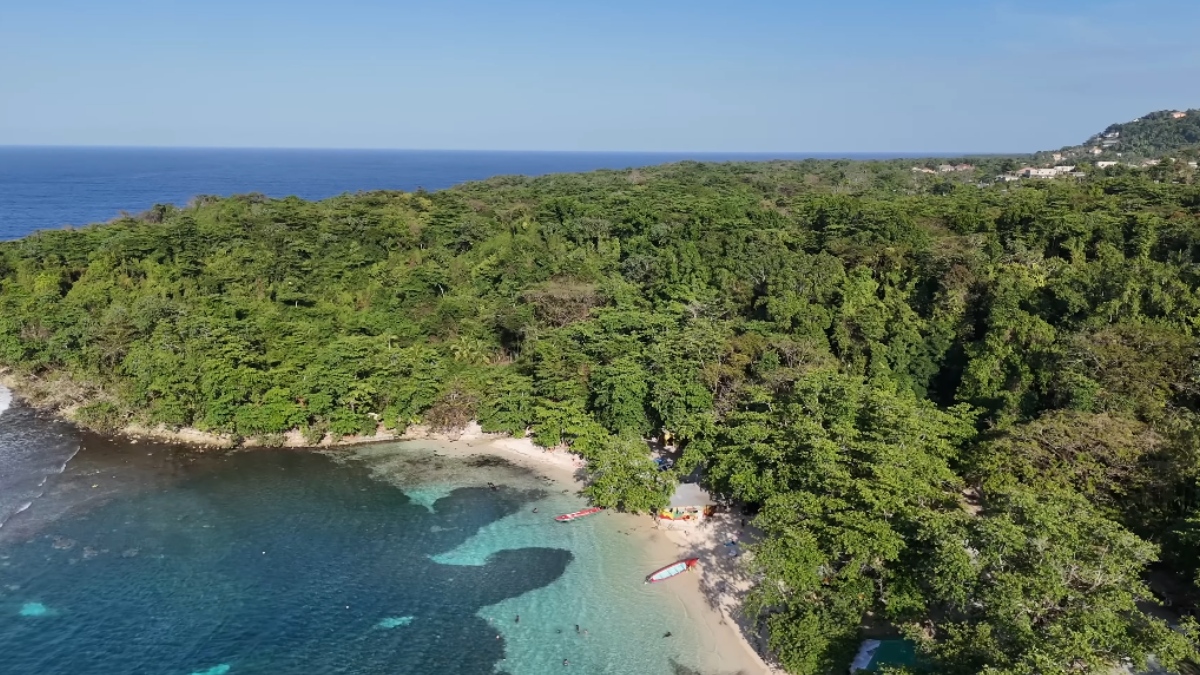 Atualmente, apesar de possuir 1.022 km de costa, apenas 0,6% do litoral jamaicano é público e oferece livre acesso aos moradores locais.