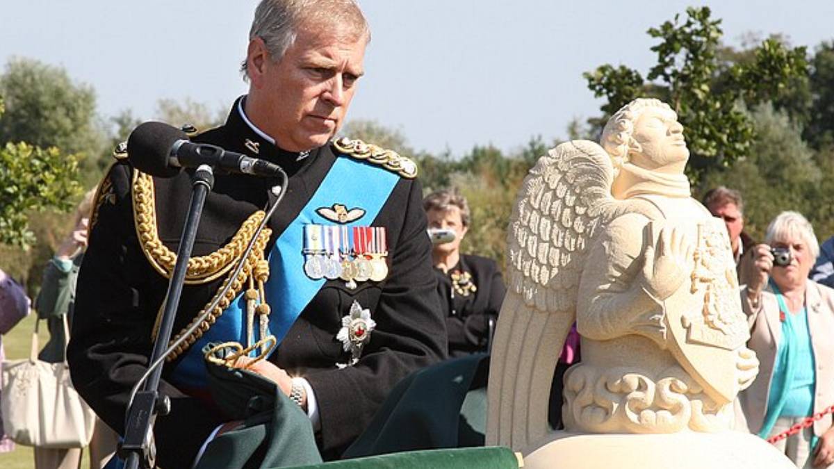 Registros de uma época em que Andrew atuava como representante institucional da monarquia britânica. Foto: Wikimedia Commons