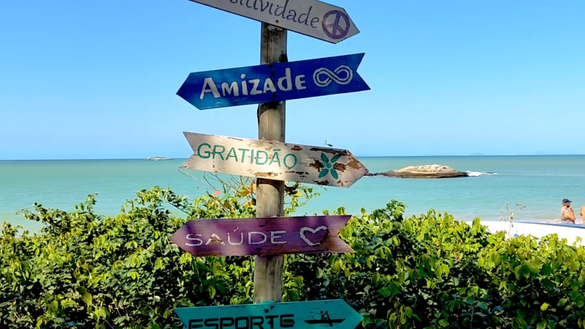 Um dos símbolos mais icônicos do município é a Praça da Baleia, em Costazul.