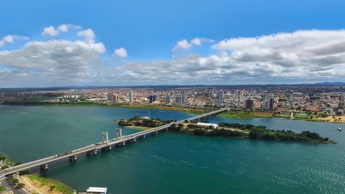Às margens do Rio São Francisco, Petrolina nasceu como rota de passagem e aprendeu a transformar o clima seco em oportunidade.