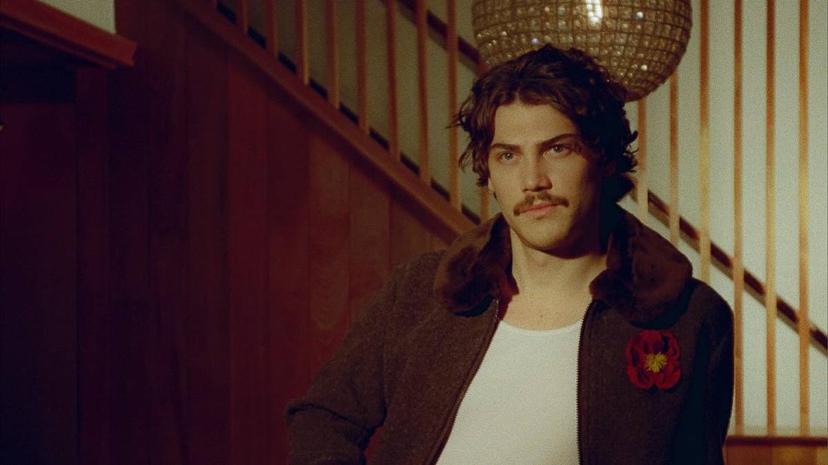 Tudo começou a ganhar destaque quando Jack Innanen, ator canadense, apareceu com um bigode estilizado na série Adults (Foto: Reprodução/ Instagram)