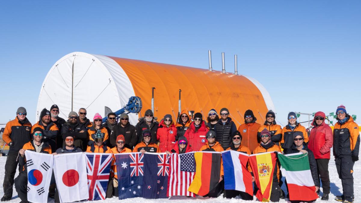 Por cerca de dois meses, uma equipe de 29 especialistas, entre cientistas, perfuradores e engenheiros, viveu e trabalhou em turnos contínuos em uma das regiões mais isoladas da Antártica Ocidental