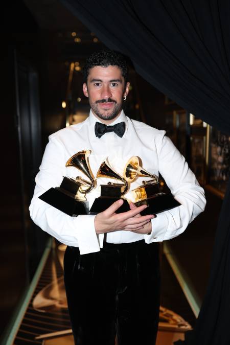 Com isso, ele se tornou o primeiro artista latino e o primeiro álbum totalmente em espanhol a conquistar o troféu mais cobiçado da maior premiação da música mundial (Fotos: Reprodução/ Instagram)
