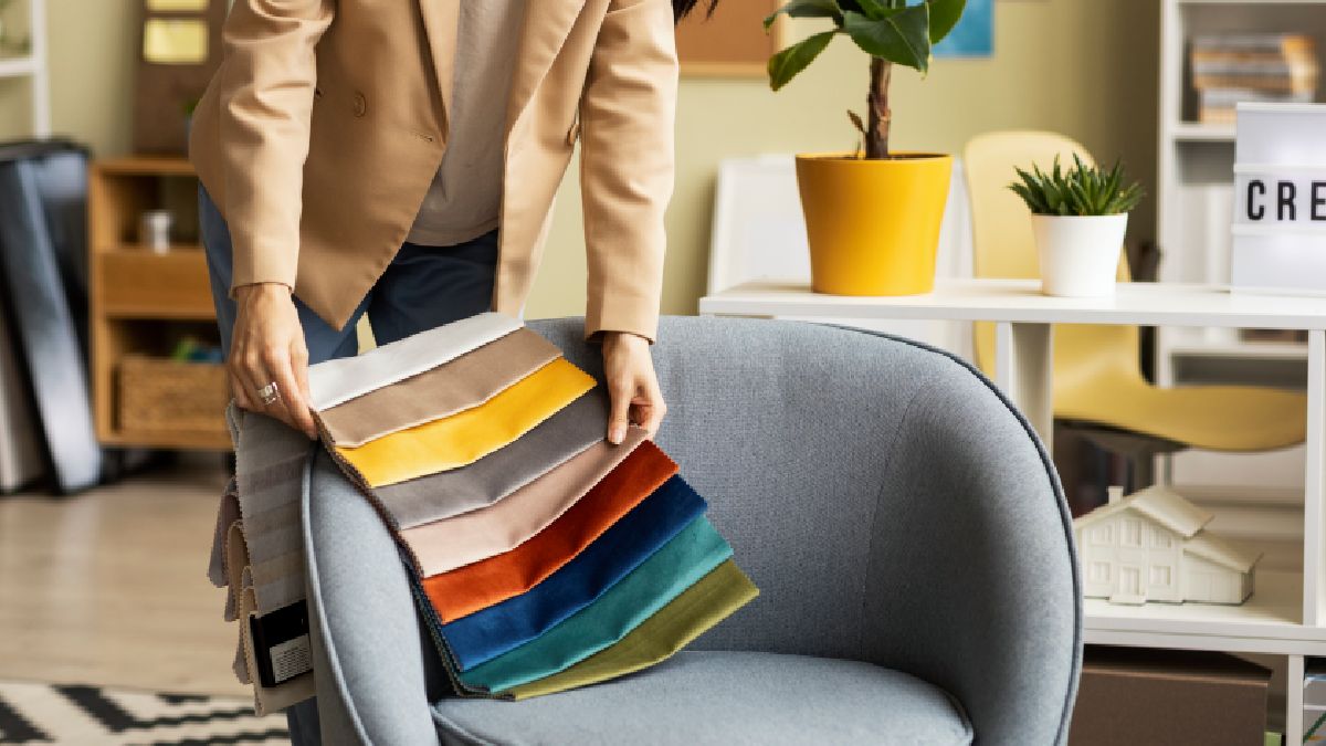 Se não deseja pintar, adicionar itens como almofadas, cortinas e tapetes coloridos é uma ótima alternativa