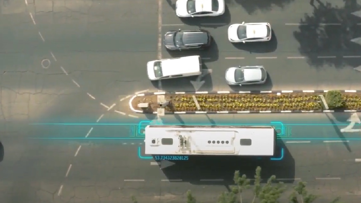 1. Trechos de asfalto com bobinas transmissoras podem transferir energia ao carro sem contato físico. Foto: Reprodução/Youtube