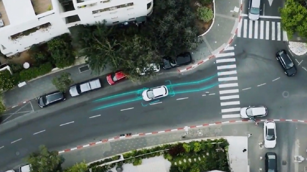 4. Projetos-piloto testam o DWPT como alternativa para diminuir paradas e ampliar a autonomia em rodovias. Foto: Reprodução/Youtube