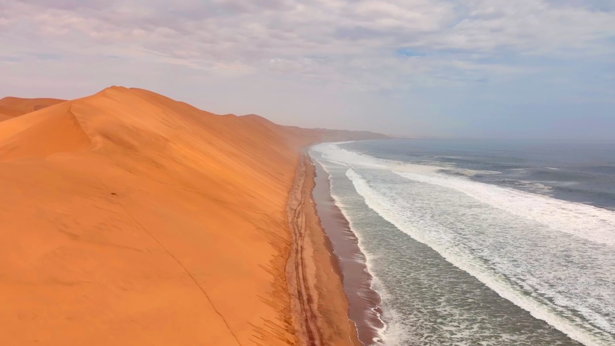2. No litoral da Namíbia, areia e mar se encostam e criam um contraste que transformou o Namibe em cartão-postal mundial.