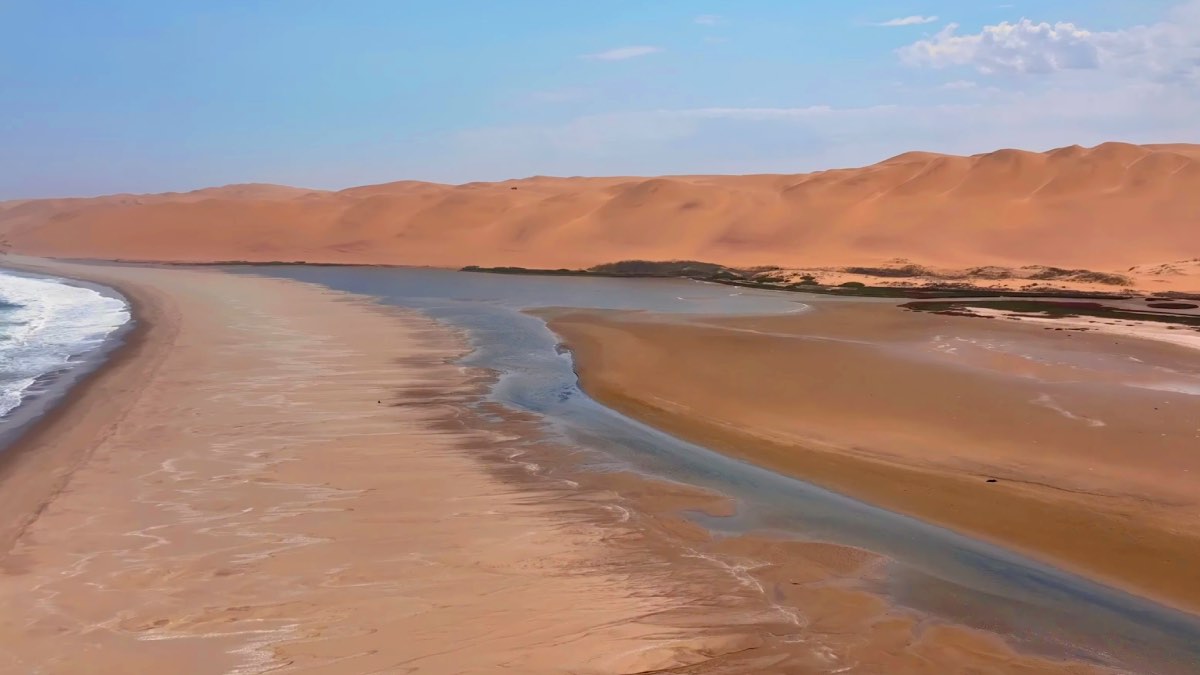 4. Entre neblina e mar agitado, o encontro do oceano com o deserto forma um dos visuais mais impressionantes da África Austral. Fotos: Reprodução/Youtube
