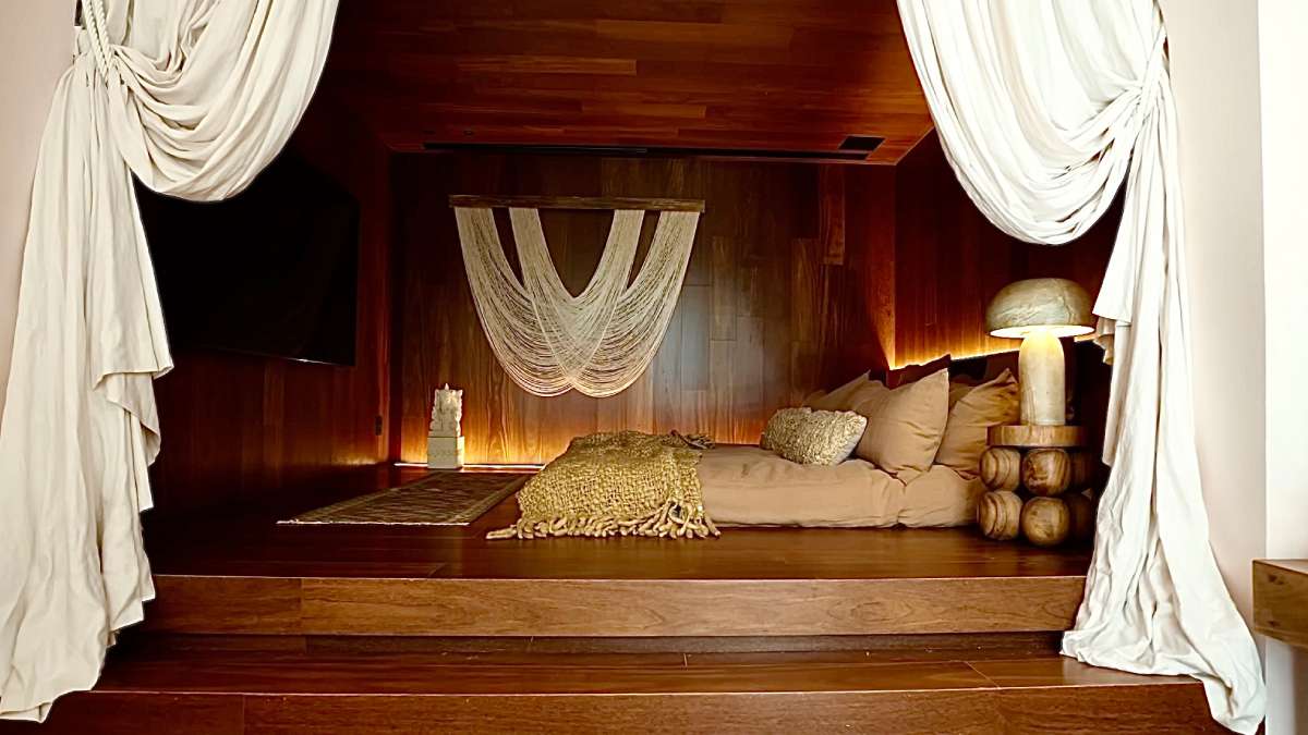 3. Um cristal gigante e pedras naturais decoram o hall para energizar e proteger a residência. Foto: Reprodução/Youtube