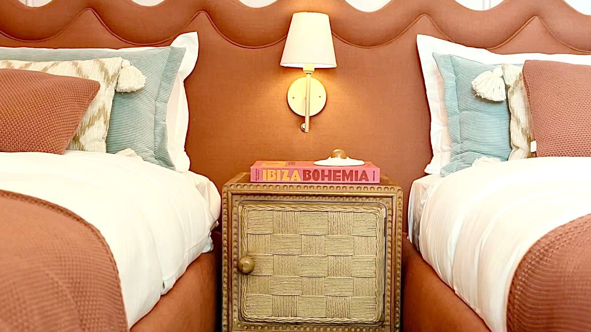15. O quarto principal é um verdadeiro refúgio zen, criado para oferecer acolhimento e a sensação de estar em uma caixa de proteção. Foto: Reprodução/Youtube