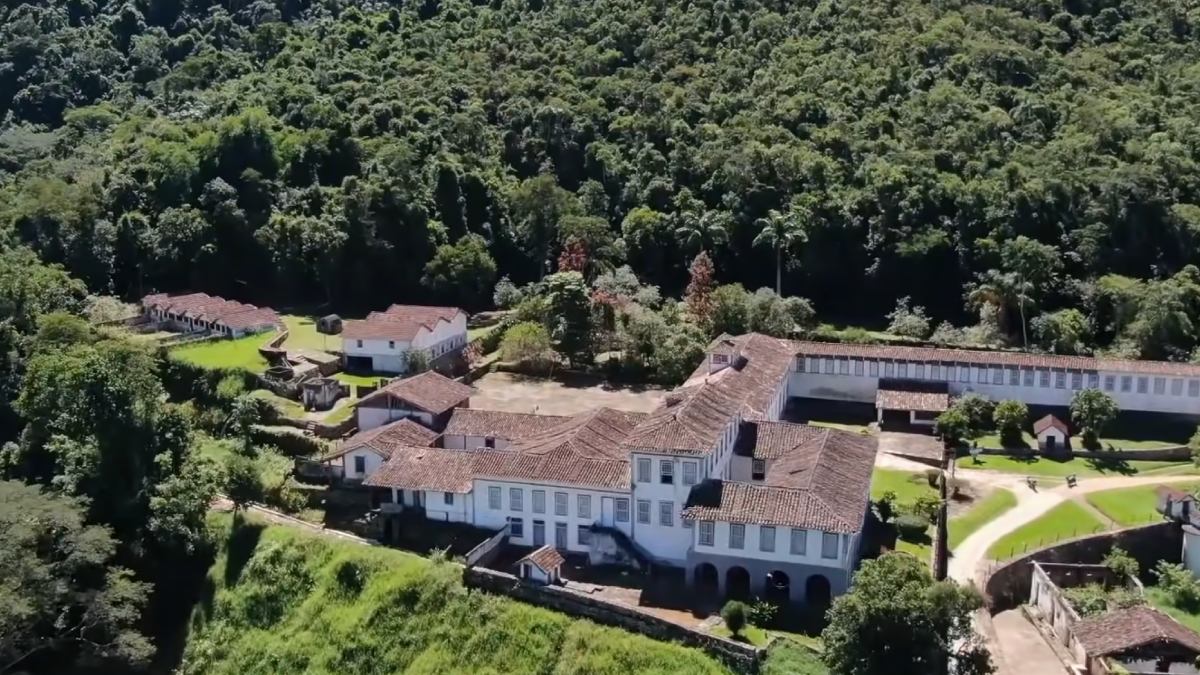 Por trás da grandiosidade, existe um passado marcado pela escravidão e pela desigualdade. Foto: Reprodução/Youtube