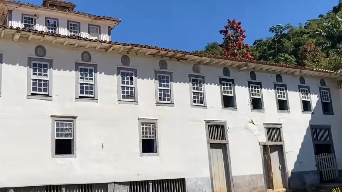 O detalhe mais comentado: "365 janelas", associadas aos dias do ano em relatos sobre a fazenda. Foto: Reprodução/Youtube
