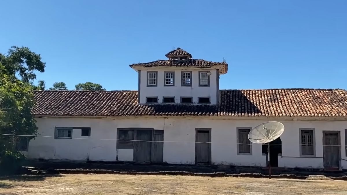Um lugar que mistura turismo de memória, curiosidade e história brasileira em cada cômodo. Foto: Reprodução/Youtube