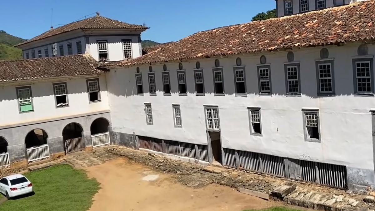 Um casarão com números que parecem lenda: 365 janelas, 52 quartos e 12 salões. Foto: Reprodução/Youtube
