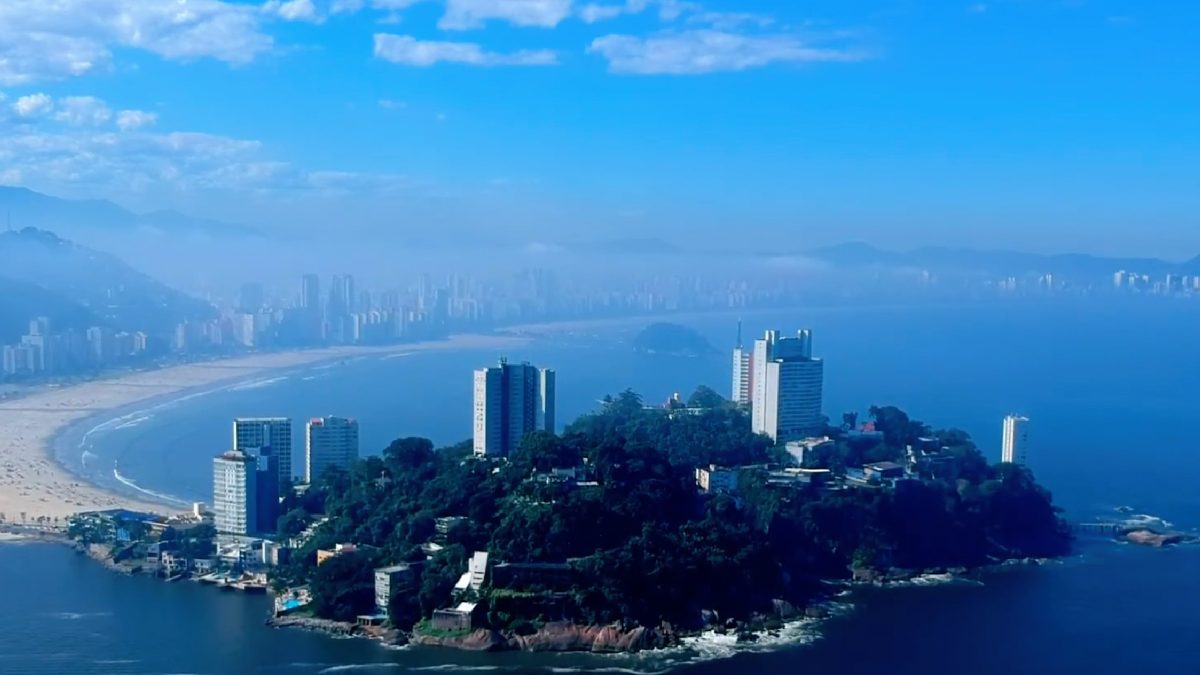 4) Paisagem da Baixada Santista: com IDHM 0,768 (faixa "alto"), São Vicente combina indicadores sociais melhores e custo imobiliário mais acessível. Foto: Reprodução/Youtube