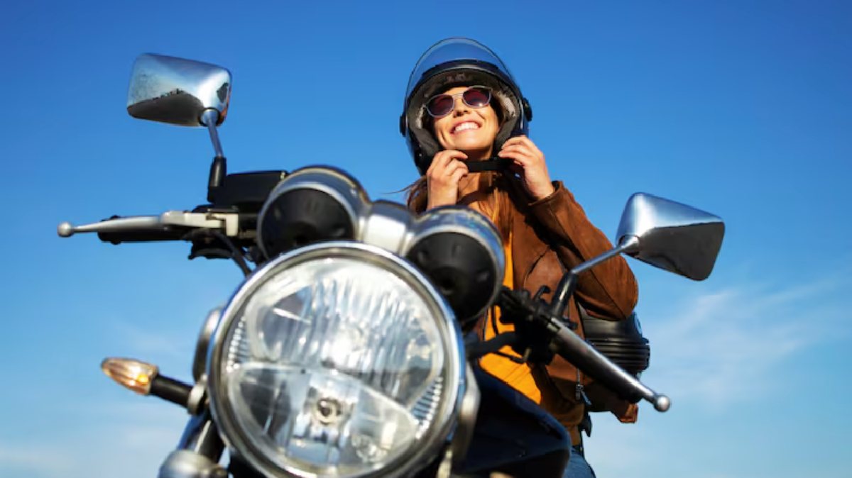 O custo mensal de manutenção e combustível da moto costuma ser menor que o da passagem de ônibus. Foto: Freepik