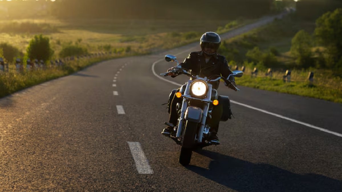 Segurança no trânsito e exposição ao tempo são os principais pontos de atenção para quem usa moto. Foto: Freepik