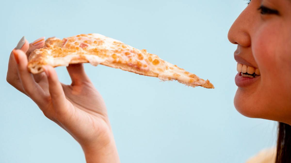 Quando a vontade de pizza bater, aposte na versão rápida e irresistível que fica pronta num piscar de olhos. Foto: Freepik
