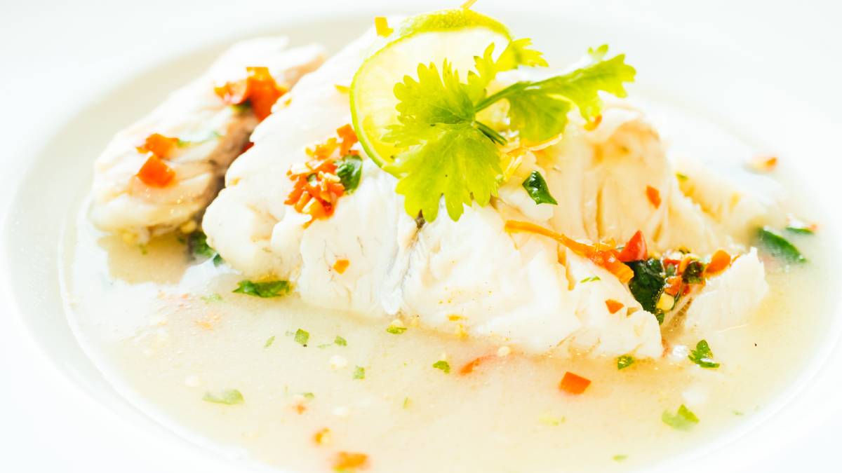 Peixe macio, molho aveludado e gratinado dourado: uma combinação simples que conquista no primeiro garfo. Foto: Freepik