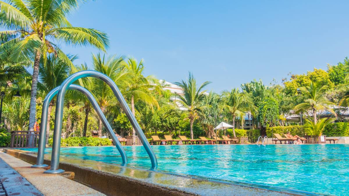 Pequenos hábitos podem evitar grandes problemas na piscina neste carnaval (Foto: Freepik)