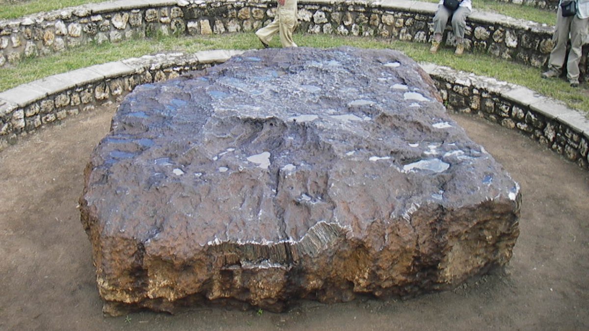 Autoridades russas apreenderam um fragmento de meteorito de 2,8 toneladas que seria enviado ao Reino Unido como suposta escultura de jardim (Foto: Mike/Wikimedia Commons)