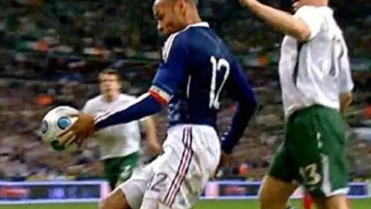 A "mão" de Thierry Henry (2009), em um gol irregular da França contra a Irlanda na repescagem para a Copa de 2010, em que o atacante usou a mão de forma clara para dar a assistência, em um lance que ajudou a acelerar o surgimento do VAR - (Reprodução)