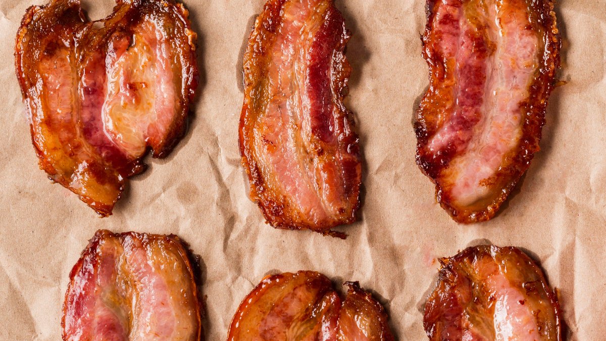 Com o forno, o bacon assa de forma uniforme, não enrola e ainda gera menos sujeira na cozinha