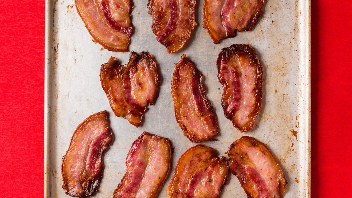 Trocar a frigideira pelo forno muda tudo no preparo do bacon e garante fatias mais crocantes e saborosas