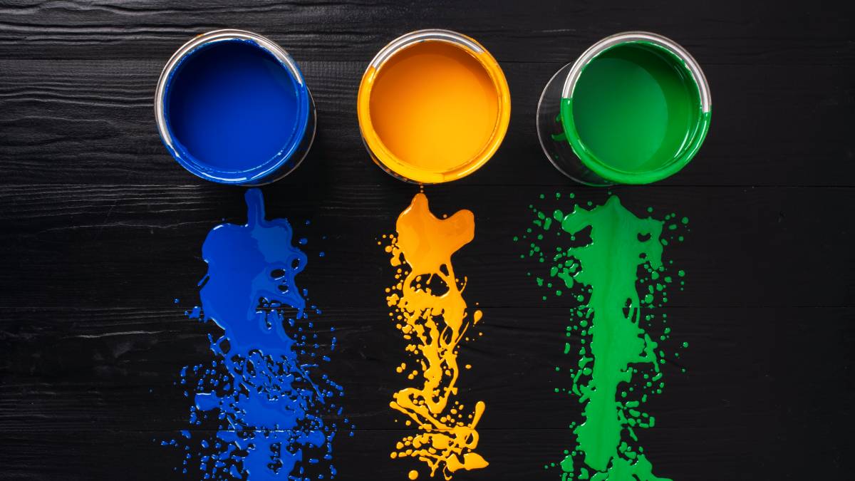 Latas de tinta e produtos de limpeza exigem descarte especial em ecopontos para evitar vazamentos e misturas tóxicas (Foto: Freepik)