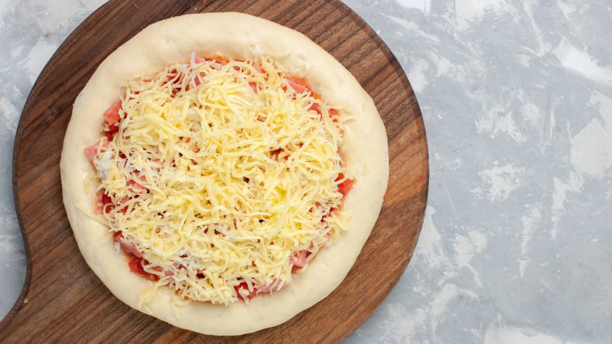 Crocante por fora, cremosa por dentro: a pizza wrap de queijo e alho poró é a solução perfeita para matar a fome sem esperar o forno. Foto: Freepik
