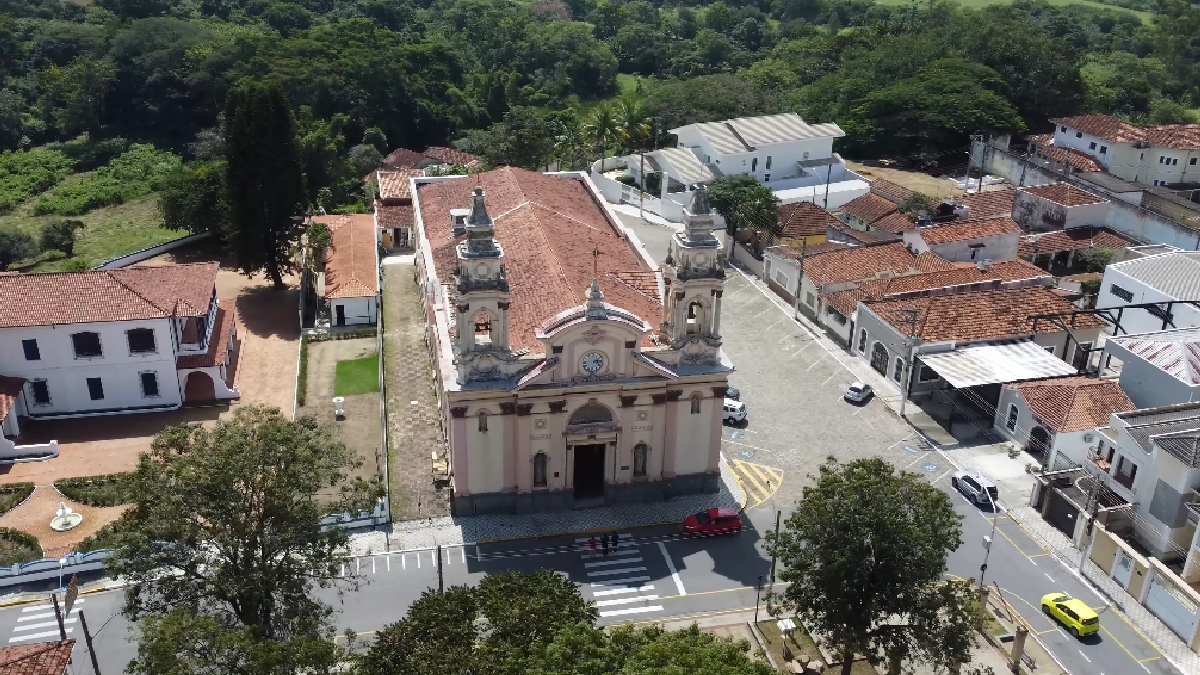 O turismo religioso continua sendo um dos pilares da identidade local.