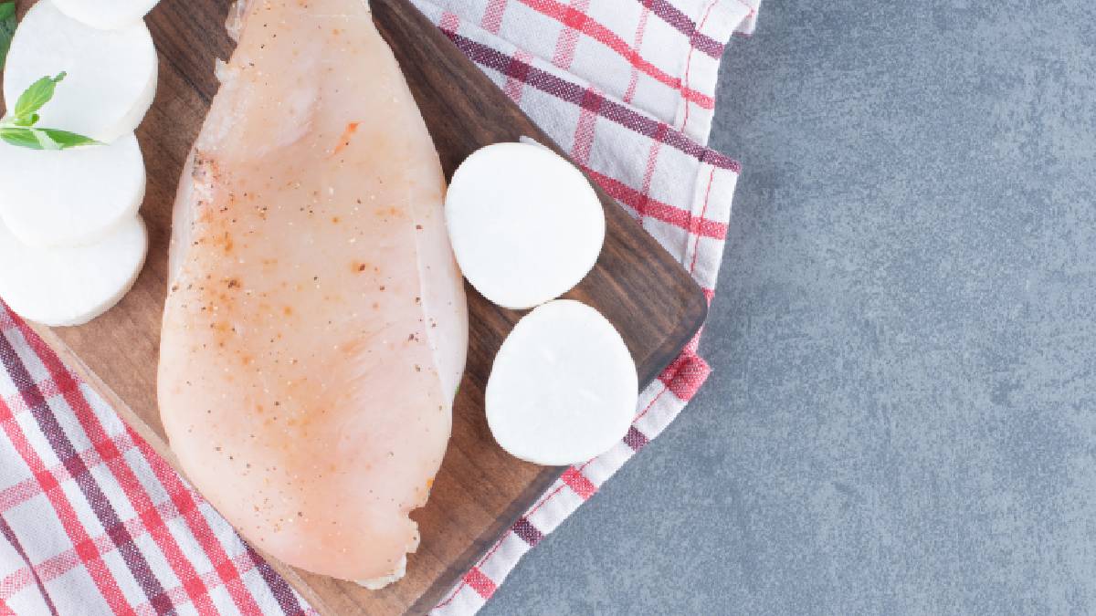 A carne branca (peito de frango, peru, peixes brancos) é considerada mais saudável por ter, em geral, menos calorias, gorduras saturadas e colesterol que as vermelhas (Foto: Freepik)