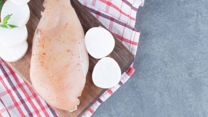 O fim do reinado do frango? Estudo não encontra diferenças significativas entre o consumo de aves e de carne vermelha magra no risco de diabetes (Foto: Freepik)
