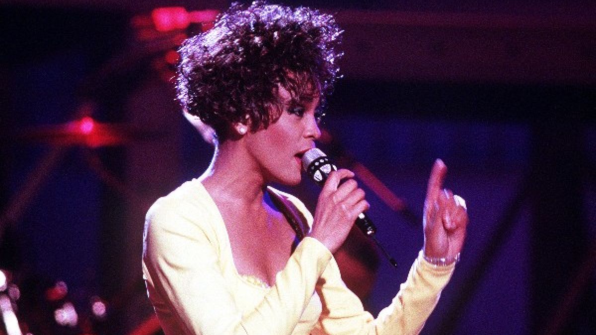 Whitney Houston, uma das cantoras mais premiadas da música, morreu em 11 de fevereiro de 2012, aos 48 anos, em um hotel de Beverly Hills, nos Estados Unidos (Foto: PH2 Mark Kettenhofen/Wikimedia Commons)