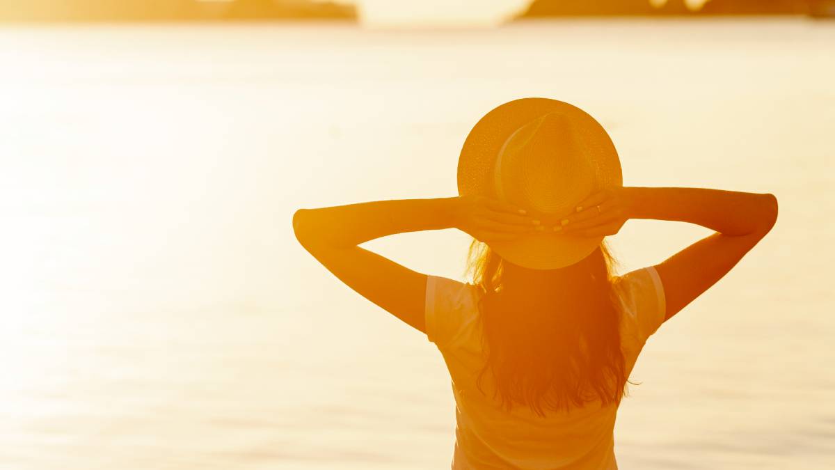 Produzida principalmente pela exposição ao sol, a vitamina D atua como um hormônio fundamental para o organismo. Foto: Freepik