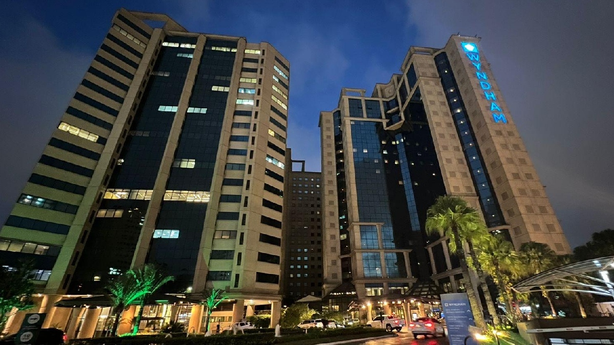 Em Moema, o Wyndham São Paulo Ibirapuera Convention Plaza Hotel estruturou pacotes especiais para o Carnaval 2026 voltados a diferentes perfis de público, combinando hospedagem com experiências ligadas à agenda cultural da cidade e aos desfiles no Sambódromo - (Divulgação)